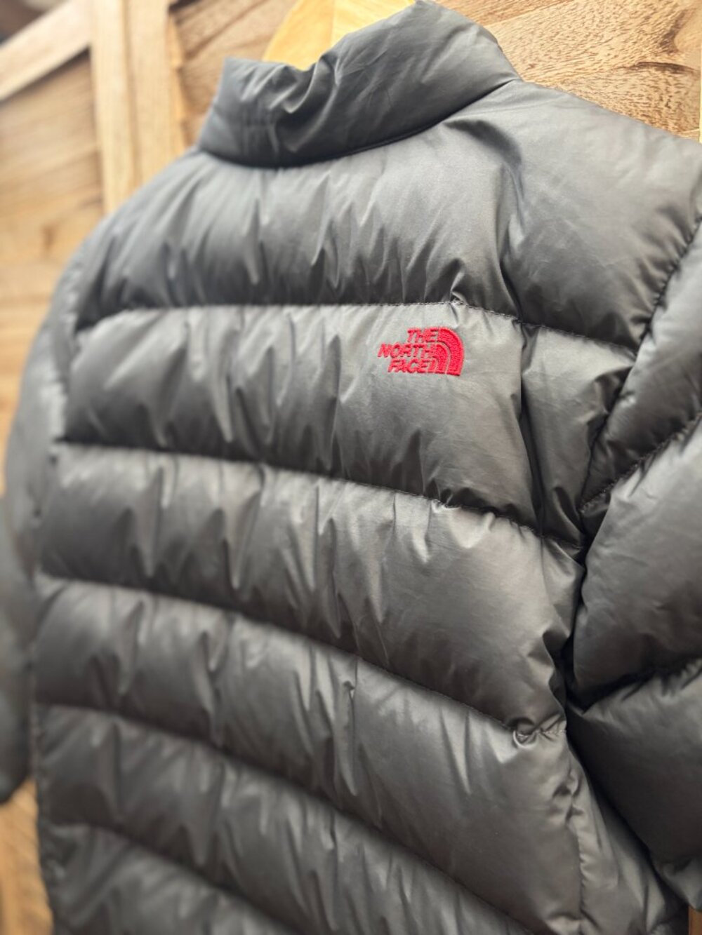 The North Face Youth 550 Down Puffer Jacket – Charcoal Gray & Red - Picture 8 of 8